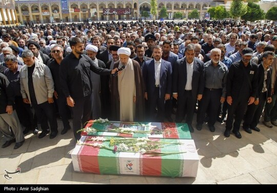 مراسم تشییع شهیدان جنگ ۱۲ روزه با رژیم منحوس صهیونیستی ،سردار شهید منصور صفرپور و شهید آزاد زارع پور صبح روز پنجشنبه با حضور مسئولین نظامی و انتظامی استان فارس در حرم مطهر حضرت شاهچراغ (ع) برگزار شد.