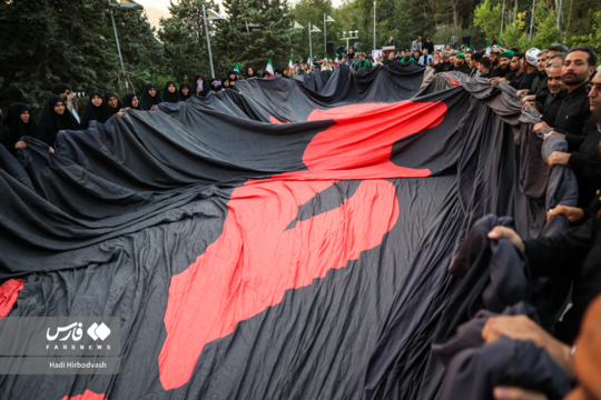 اهتزاز پرچم عزای حسینی در تهران با حضور مهدی چمران در اراضی عباس آباد برگزار شد