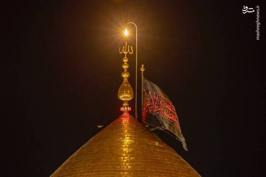 آئین تعویض پرچم حرم حضرت امام حسین (ع) و حضرت اباالفضل العباس (ع) پنجشنبه شب همزمان با شب اول ماه محرم در کربلای معلا برگزار شد.