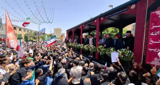 مراسم تشییع پیکر مطهر ۱۵ شهید جنایات رژیم صهیونیستی با حضور زائران و مجاوران حرم رضوی در مشهد مقدس آغاز شد.