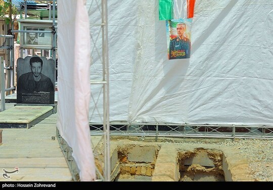 آماده سازی محل خاکسپاری پیکر سردار شهید محمد باقری در قطعه ۲۴ گلزار شهدای بهشت زهرا(س) هم جوار با برادرش شهید حسن باقری