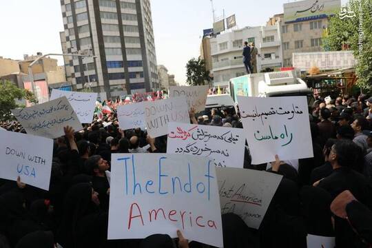 پلاکاردها و دست نوشته‌ها در مراسم تشییع شهدای اقتدار