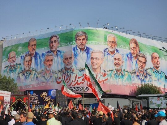 دیوارنگار میدان انقلاب اسلامی در روز مراسم تشییع پیکر پاک شهدای حمله رژیم صهیونیستی
