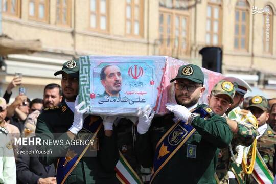 مراسم تشییع و خاکسپاری پیکر سردار شهید «علی شادمانی»، صبح یکشنبه ۸ تیر با حضور اقشار مختلف مردم در همدان برگزار شد.