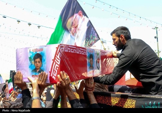 پیکر مطهر خانواده شهیدان «حامد صابر، مهسا احمری و فرزنددلبندشان میلان صابر» و شهید پاسدار «حسن قنبری» امروز بر دستان مردم غیور مشهد تشییع شد.