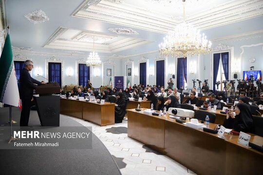 نشست خبری اسماعیل بقایی، سخنگوی وزارت امور خارجه روز دوشنبه ۹ تیر با حضور اصحاب رسانه برگزار شد.