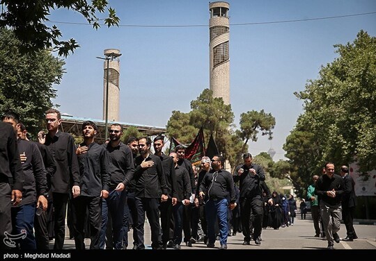 دسته عزاداری دانشگاه تهران بمناسبت ایام شهادت حضرت امام حسین (ع) صبح امروز با حضور کارکنان و اساتید این دانشگاه برگزار شد.