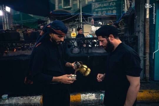 ابو حسین یک شهروند اهل کربلاست که در دهه اول محرم در اطراف حرمین کربلا با قهوه عراقی از زائران پذیرایی می‌کند.