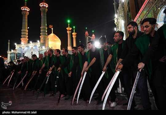 دسته عزاداری مشق شمشیر یکی از آئین‌های کهن عزاداری در عراق توسط نجفی‌های مقیم قم شب‌های ششم و هفتم ماه محرم از حسینیه نجفی‌ها در گذر خان به سمت حرم مطهر حضرت فاطمه معصومه س برگزار می‌شود
