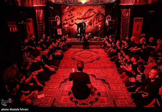 عزاداری ایام شهادت حضرت اباعبدالله الحسین (ع)، دهه اول محرم در مسجد شیشه از نماز مغرب عشاء در حال برگزاری است.