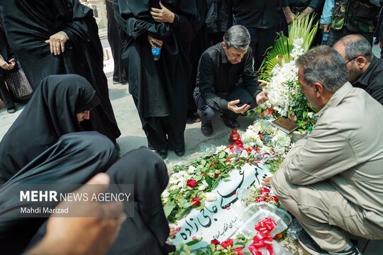 حضور رئیس ستاد اجرایی فرمان امام بر مزار شهدای حملات رژیم صهیونیستی
