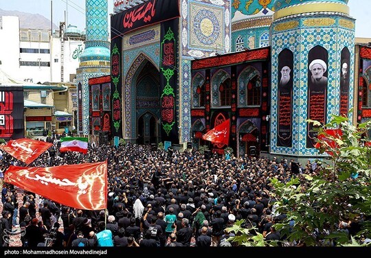 مراسم عزاداری ظهر روز تاسوعا با اقامه نماز ظهر و عصر و مداحی محمدحسین پویانفر و با حضور پرشور عزاداران حسینی در امامزاده صالح(ع) تجریش برگزار شد.