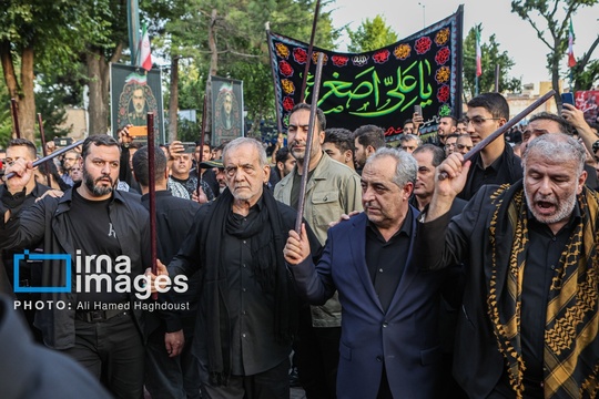 مراسم عزاداری شاخسی واخسی(شاه حسین گویان) تاسوعای حسینی شنبه (۱۴ تیر )با حضور  «مسعودپزشکیان» رئیس جمهور وهیات ها و دسته های حسینی در محوطه استانداری آذربایجان شرقی برگزار شد.