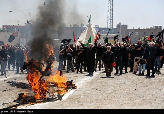 مراسم سنتی خیمه سوزان ظهر عاشورا توسط عراقی های مقیم شهر قزوین ظهر امروز در محوطه بازار برگزار شد.
