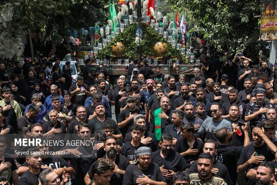 مراسم عزاداری ظهر عاشورا در محله سیزده آبان شهر ری با حضور پر شور عزاداران و عاشقان حضرت اباعبدالله الحسین (علیه‌السلام) صبح امروز یکشنبه ۱۵ تیر ماه برگزار شد.