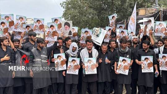 عزاداران پاکستانی در کراچی امروز پس از اقامه نماز ظهر و عصر با برگزاری تجمعی باشکوه حمایت خود را از مقام معظم رهبری اعلام کردند.