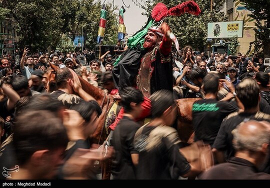 صبح امروز حرکت نمادین کاروان عزاداری بنی اسد در روز سوم شهادت امام حسین(ع) از میدان قیام تا چهارراه سیروس تهران برگزار شد.