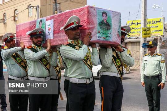 پیکر سرباز شهید عباس بیرقی‌فرد، از شهدای حمله تروریستی چابهار صبح روز یکشنبه ۲۲ تیر از پل خواجو تا گلزار شهدای بندرعباس با حضور پرشور مردم و جمعی از مسئولان نظامی و انتظامی تشییع شد.