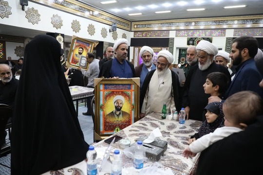 حجت الاسلام عبدالله حاجی صادقی نماینده ولی فقیه در سپاه و آیت الله کعبی عضو خبرگان رهبری از خانواده شهدای نمایندگی ولی فقیه در سپاه و روحانیون و طلاب بسیجی تفقد کردند.