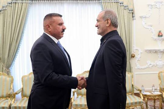 عبدالامیر الشمری وزیر کشور عراق روز دوشنبه ۲۳ تیر با مسعود پزشکیان رئیس جمهوری دیدار و گفت‌وگو کرد.