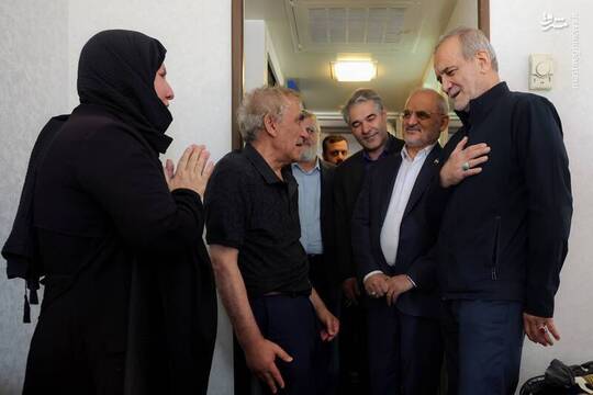 مسعود پزشکیان رئیس جمهور روز دوشنبه ۲۳ تیر با برخی از خانواده‌های آسیب‌دیده در جنگ ۱۲ روزه دیدار کرد.