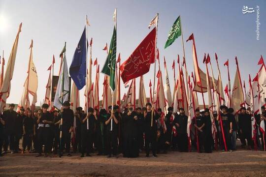 در آستانه اربعین حسینی خیل کثیری از زائران از نقاط مختلف عراق با پای پیاده به سمت کربلا روانه شده‌اند.