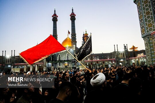 عزاداری شهادت امام زین العابدین (ع) عصر دوشنبه ۳۰ تیرماه با حضور زائران و مجاوران در حرم مطهر حضرت فاطمه معصومه سلام‌الله‌علیها برگزار شد.