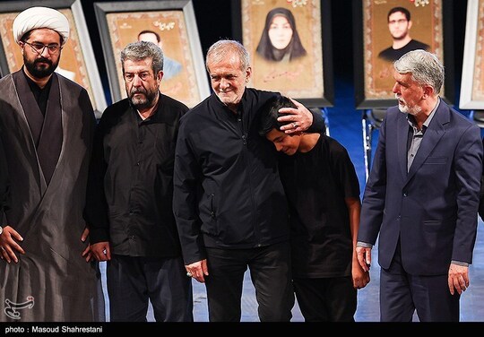 ویژه برنامه (تا ابد، ایران) پاسداشت یاد شهدای فرهنگ، هنر و رسانه و ادای احترام به خانواده های محترم صبورشان صبح امروز سه شنبه ۳۱ تیر با حضور مسعود پزشکیان رئیس جمهور در تالار وحدت برگزارشد.