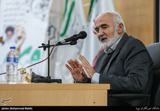 احمد توکلی عضو مجمع تشخیص مصلحت نظام که از چند روز گذشته به دلیل سکته قلبی در بخش مراقبت‌های ویژه بستری بستری بود، دار فانی را وداع گفت.