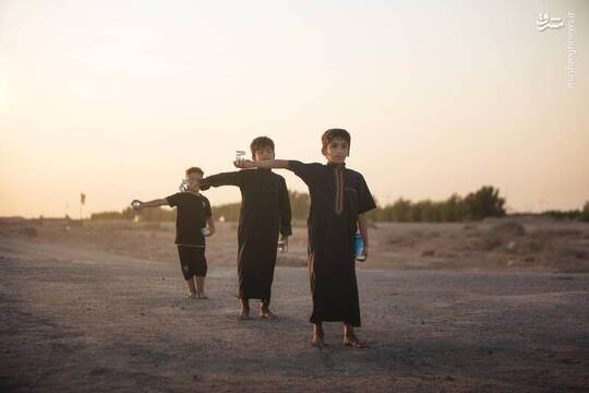 پخش آب در مسیر پیاده روی اربعین به نیت سقای کربلا