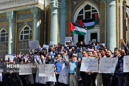 تجمع دانشگاهیان و کادر بهداشت و درمان مشهد در اعتراض به وضعیت بحرانی انسانی در نوار غزه، صبح چهارشنبه ۱ مرداد در محوطه بیمارستان امام رضا (ع) برگزار شد.
