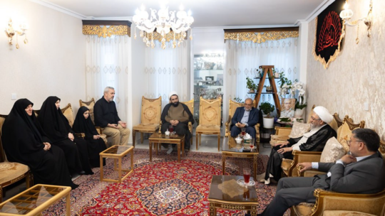 حضور رئیس مجمع تشخیص مصلحت نظام در منزل خانواده سپهبد شهید محمد باقری