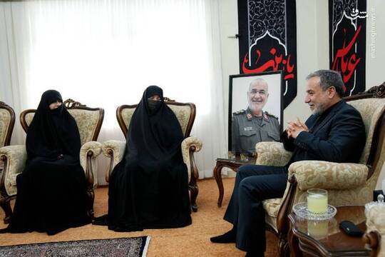 سید عباس عراقچی وزیر امور خارجه شامگاه جمعه ۳ مرداد در منزل سپهبد شهید حسین سلامی فرمانده فقید کل سپاه حضور پیدا کرد.