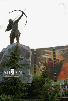 آیین رونمایی از مجسمه برنزی آرش کمانگیر در میدان ونک برگزار شد.