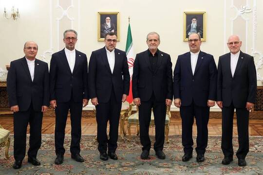 سفرای جدید جمهوری اسلامی ایران در کشورهای زیمبابوه، لهستان، نامبیا، صربستان و سازمان همکاریهای اسلامی روز دوشنبه با حضور در نهاد ریاست‌ جمهوری با مسعود پزشکیان رئیس‌جمهور دیدار کردند.