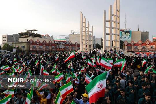 همخوانی سرود «ای ایران بخوان» عصر سه شنبه در میدان انقلاب شهر زنجان برگزار شد.