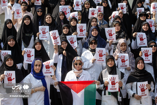 تجمع تبیینی جامعه علوم پزشکی تهران پنجشنبه 9 مرداد در مقابل دانشکده پزشکی با حضور جمعی از دانشجویان و اساتید برگزار شد.