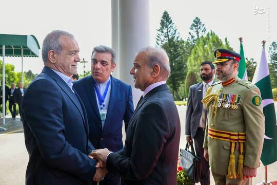 مسعود پزشکیان رئیس جمهور که برای سفر ۲ روزه به پاکستان سفر کرده است روز یکشنبه از سوی شهباز شریف نخست‌وزیر این کشور در اسلام آباد مورد استقبال رسمی قرار گرفت.