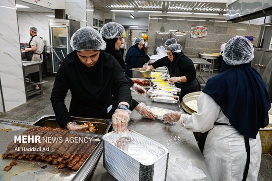 آشپزخانه مرکزی طبخ غذای جنگ زدگان جنگ با رژیم صهیونی با پخت روزی پنج هزار پُرس غذا روزانه پذیرای جنگ زدگان، جنگ دوازده روزه با رژیم صهیونیستی است.