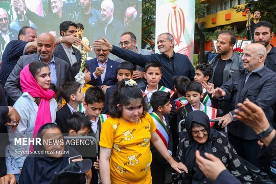 گردهمایی مردمی یادبود ۴۷ کودک شهید در جریان حمله رژیم صهیونیستی به ایران بعدازظهر امروز سه شنبه ۱۴ مرداد ماه با حضور دکتر مسعود پزشکیان رئیس جمهور در مجتمع خدمات بهزیستی و شیرخوارگاه آمنه برگزار شد.