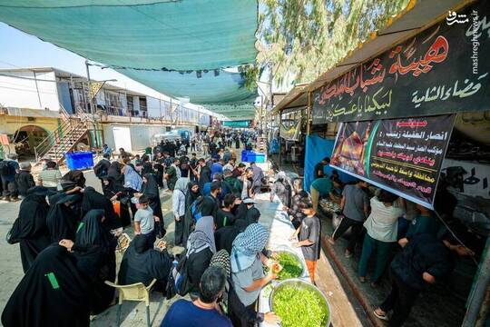موکب‌های مستقر در شهر سامرا از زائران حرمین امامین عسکریین در حال پذیرایی هستند.