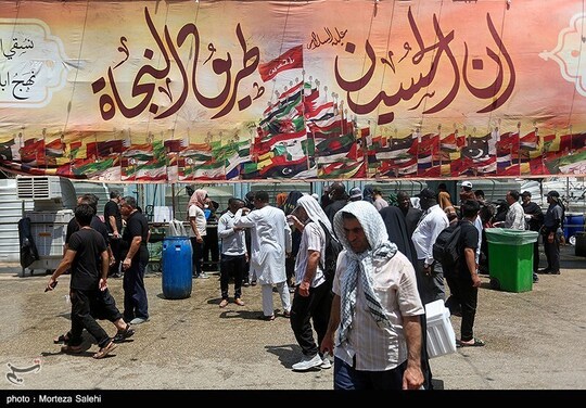 موکب داران در شهر نجف از زائرین امام حسین علیه السلام پذیرایی می کنند.