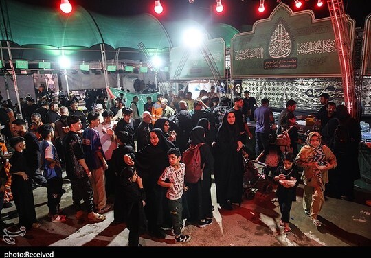 روزانه هزاران نفر از زائران اربعین حسینی از مرز چذابه عبور میکنند و از خدمات رفاهی ، بهداشتی و پذیرایی مواکب مختلف و از جمله موکب محبان امیرالمومنین (ع) بنیاد مستضعفان انقلاب اسلامی بصورت شبانه روزی بهره مند می شوند.