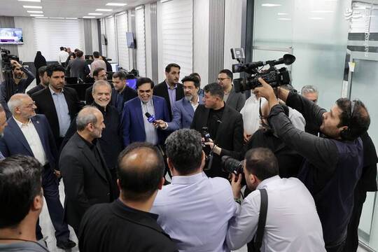 مسعود پزشکیان روز شنبه ۱۸ مرداد به بمناسبت روز خبرنگار از بخش‌های مختلف سازمان صدا و سیما و خبرگزاری جمهوری اسلامی بازدید کرد.