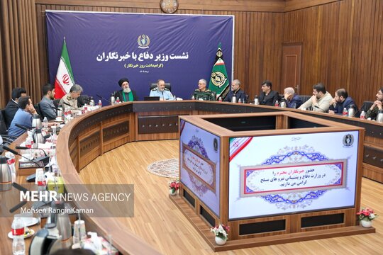 امیر سرتیپ خلبان «عزیر نصیرزاده» وزیر دفاع و پشتیبانی نیروهای مسلح یکشنبه ۱۹ مرداد به مناسبت روز خبرنگار در یک نشست صمیمی با خبرنگاران حوزه دفاعی شرکت کرد.