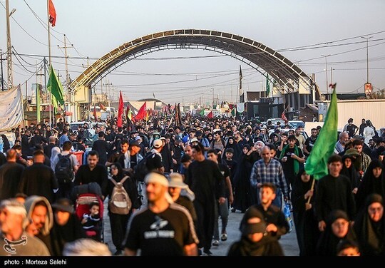 پیاده روی زائران اربعین حسینی در مسیر نجف به کربلا