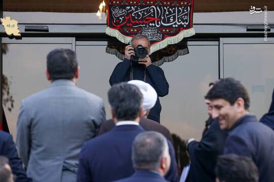 مسعود پزشکیان رئیس جمهور روز گذشته در حیاط دولت با دوربین یکی از خبرنگاران عکاسی کرد.
