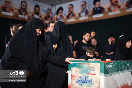 مراسم وداع با پیکر شهید اسماعیل پاشایی امروز دوشنبه 20 مرداد ماه با حضور خانواده این شهید در معراج شهدای بهشت زهرا (س) برگزار شد.