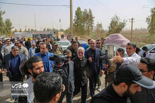 وزیر کشور و معاون اجرایی رئیس‌جمهور با همراهی استاندار کرمانشاه از مرز بین‌المللی خسروی بازدید و وضعیت تردد زائران اربعین را بررسی کردند.