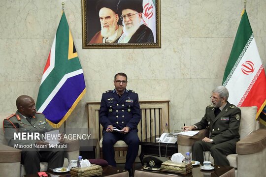فرمانده نیروهای دفاع ملی آفریقای جنوبی با امیر سرلشکر حاتمی فرمانده کل آجا دیدار و گفتگو کرد.